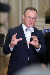 2025�u�_�K�[�܁v�|�󕔖����܂����w�o�o���K�̖�x�̖|��ҁE�T���E�x�b�g�A���܎��̖͗l (C)Isac 