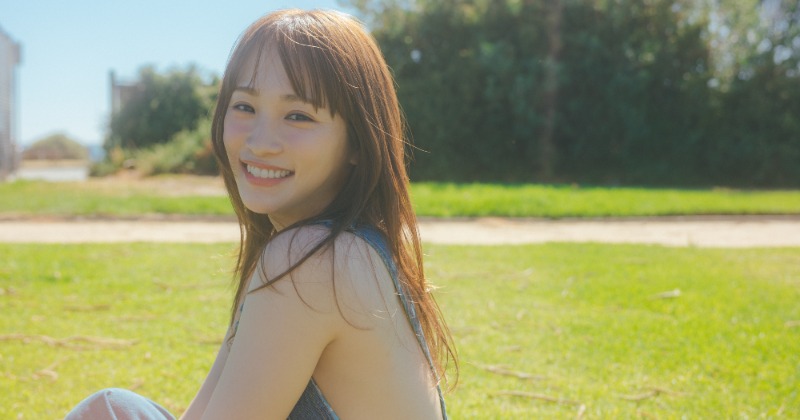 30歳・川栄李奈、水着でリラックスの新カット公開 8・22写真集
