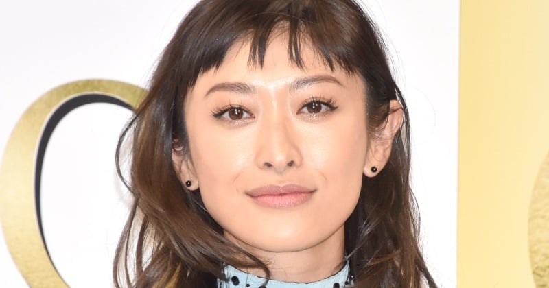 「すごすぎる」山田優、キッチンで“大量の”らっきょう漬け作り「今年は17kg漬けました。w」 夫は小栗旬