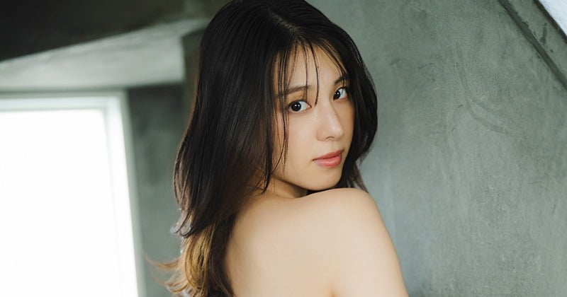 元乃木坂46・相楽伊織、セクシーなビキニで無防備な姿 『BOMB』限定版