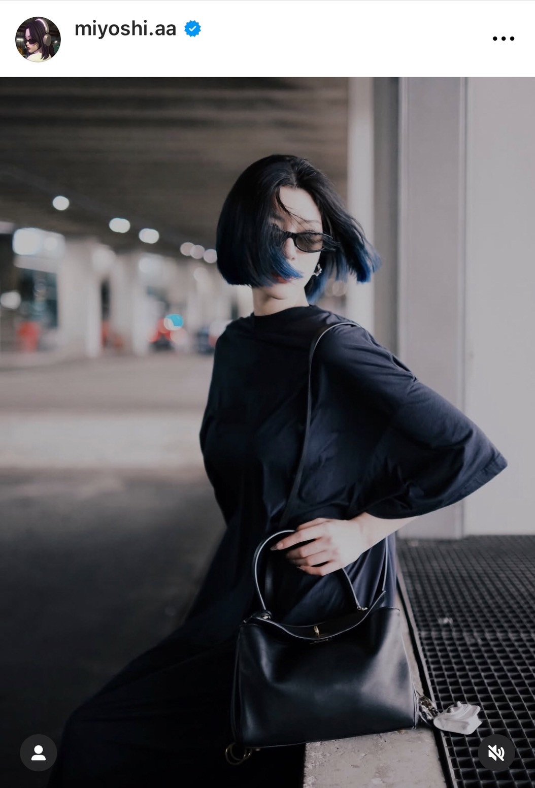 三吉彩花、“印象ガラリ”なグラデーションヘアを披露 黒×ブルーでクールに魅了