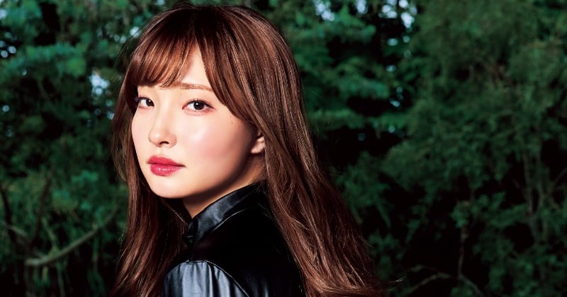 “世界基準の圧倒的スタイル”里仲菜月、『ヤンジャン』峰不二子系レザースーツで魅力放出
