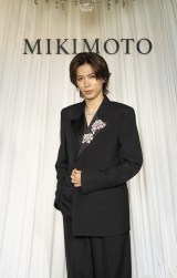 �p���E�I�[�g�N�`���[���ɓo�ꂵ��Number_i�E�_�{���E�� 