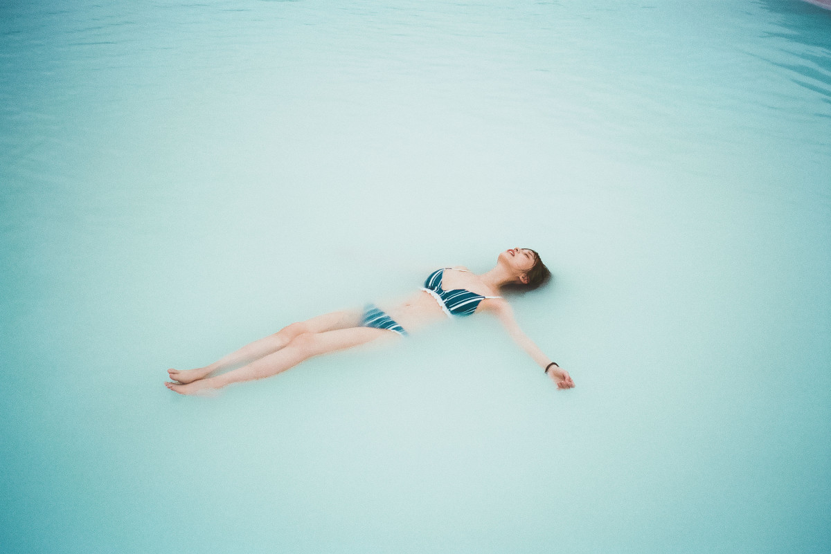 長濱ねる、8年ぶり写真集 水着姿の“温泉ぷかぷか”ショット「心地よかっ