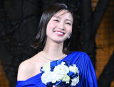 芳根京子＆岡崎紗絵、ライブ参戦でペンライト振る動画を披露