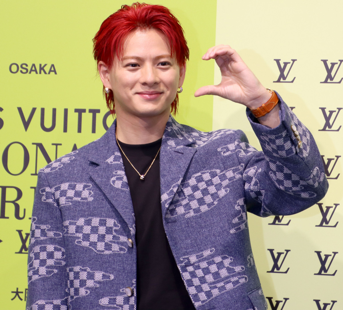 Number_i平野紫耀、“ど派手”な赤髪にチェンジ ルイ・ヴィトンの