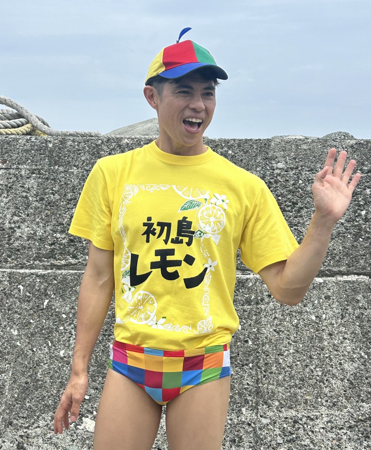小島よしお、意外に“日焼け”は気にするタイプ? 熱海・初島結ぶ新船の船長”に「出発進行おっぱっぴ〜」
