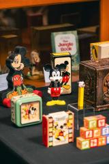 �E�H���g�E�f�B�Y�j�[�E�A�[�J�C�u�X�ɕۊǂ���Ă���M�d�ȃ~�b�L�[�̃O�b�Y��A�C�e���̐��X�iC�j2025 Disney�iphoto: Daisuke Taniguchi�j 