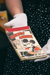 �E�H���g�E�f�B�Y�j�[�E�A�[�J�C�u�X�ɕۊǂ���Ă���M�d�ȃ~�b�L�[�̃O�b�Y��A�C�e���̐��X�iC�j2025 Disney�iphoto: Daisuke Taniguchi�j 