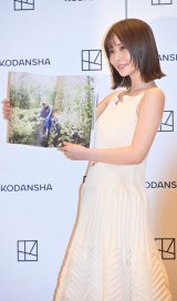 �Z�J���h�ʐ^�W�w���_�˂�x�̔����L�O��ɎQ���������_�˂�(C)ORICON NewS inc. 