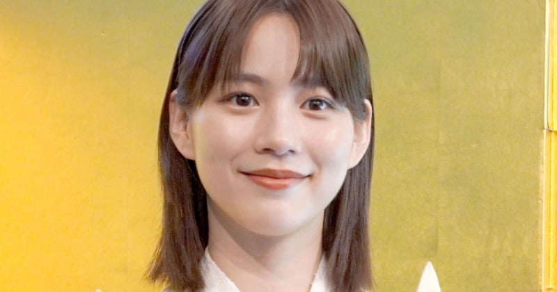 のんが“印象ガラリ”、赤髪×舌出しのロックな新ビジュアルに反響「カッコいい!クール!」「イカしてるゼ!」