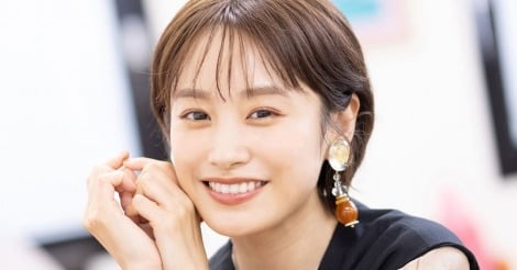 38歳・高橋愛、金髪&つや肌の新ショットに「似合うし肌綺麗すぎ」「髪質天才」