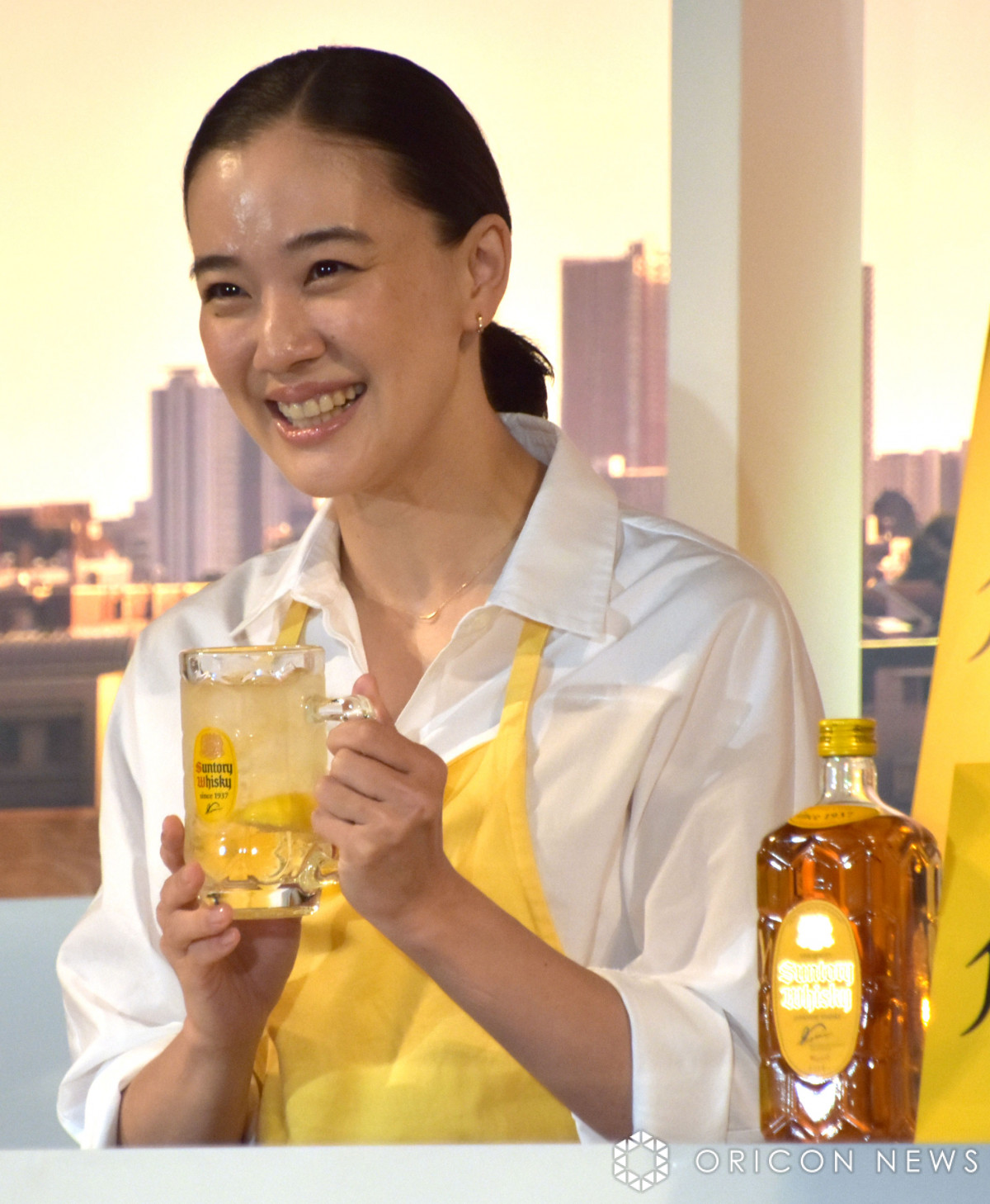 蒼井優『角瓶』CM“4代目店主”に 10年ぶり刷新 井川遥からバトンタッチ