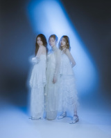 IS:SUE�̐V�ȁu�R�G prod.��Taku Takahashi(m-flo)�v�R���Z�v�g�r�W���A�� (C)LAPONE GIRLS 