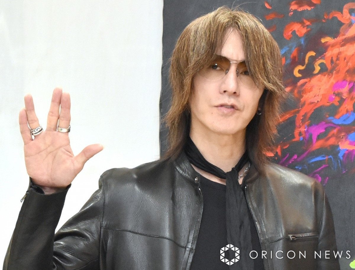 すぎぞー712② SUGIZO、スケートシューズで“新婚夫婦”と3ショット「本当のご
