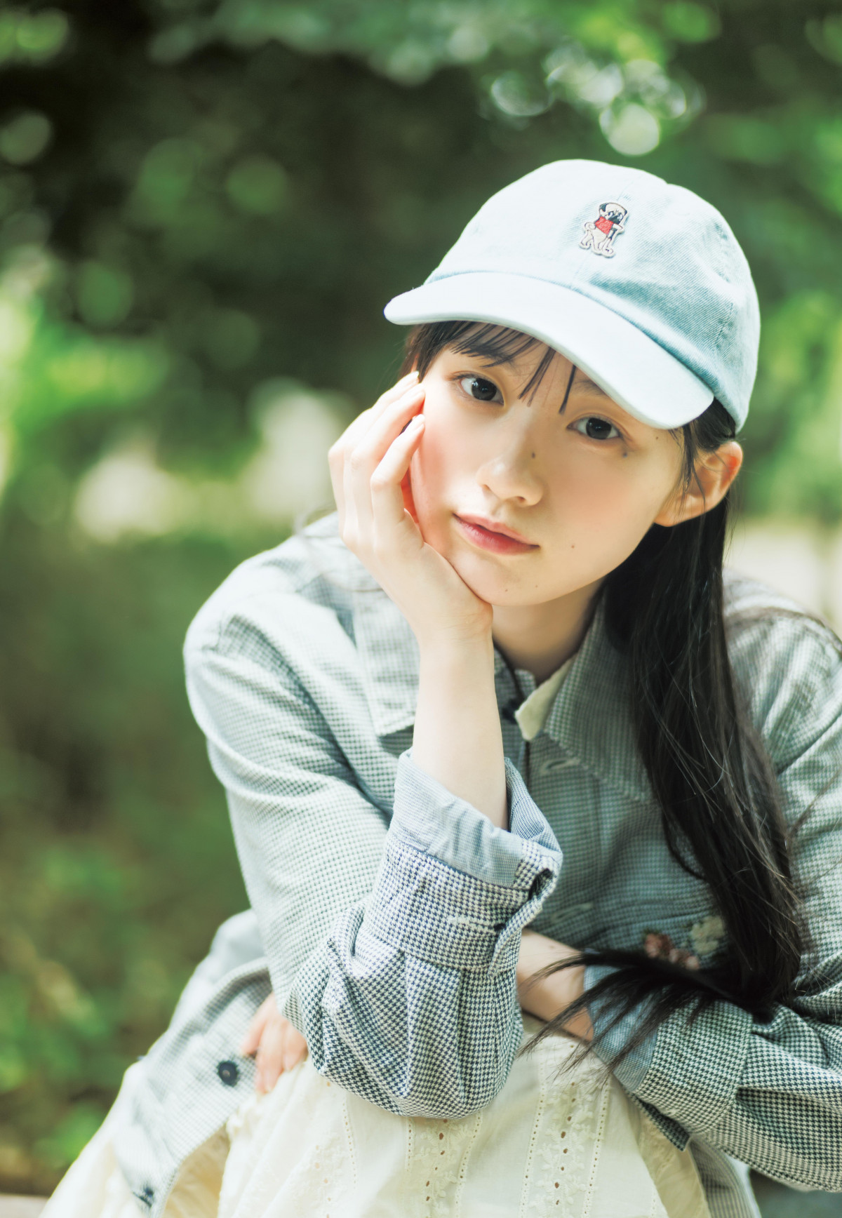 乃木坂46川崎桜、ナチュラルな笑顔で『ヤンジャン』表紙に登場 輝き