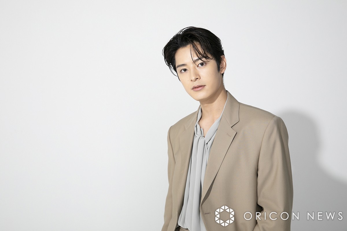 塩野瑛久“傷だらけ”の体を披露「痛そう…」 金髪ドラマオフショットに