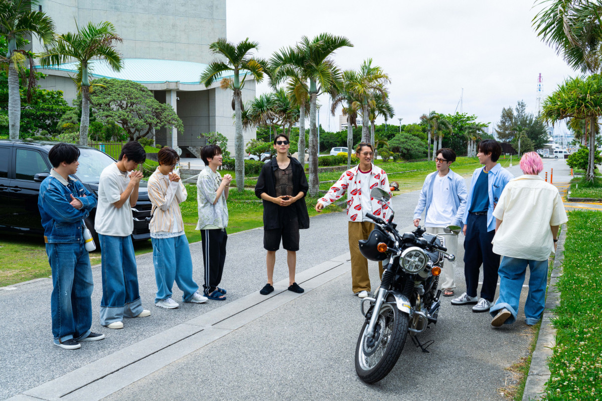 Snow Man、沖縄で仲良くのんびり 『旅するSnow Man』予告編に“10番目の