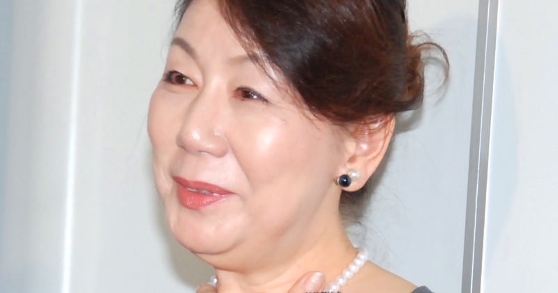 音無美紀子、夫からプレゼントのウクレレを手に笑顔「ご主人もご満悦かと!」「最高の趣味ですね」 夫は俳優・村井國夫