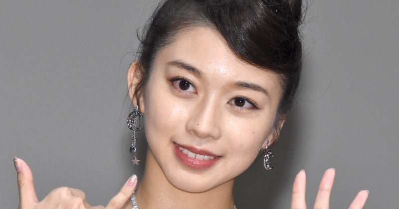 モー娘。牧野真莉愛、ユニフォームはだけて胸元あらわ… 刺激強め