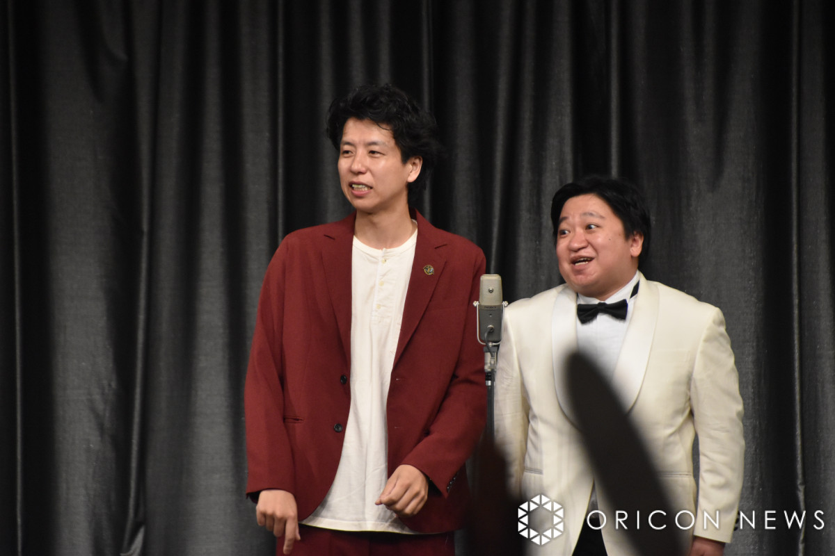 二刀流”初代王者・ニッポンの社長、劇場登場 大歓声浴びて恐縮