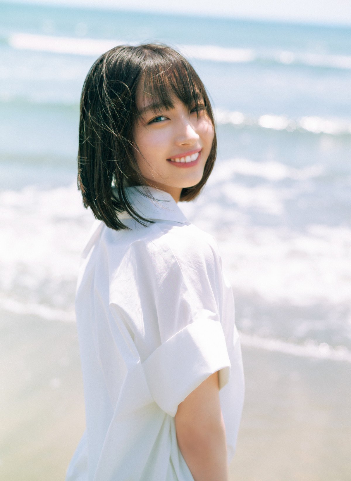 日向坂46大野愛実、『マガジン』初ソロ表紙！ 太陽に照らされた18歳の