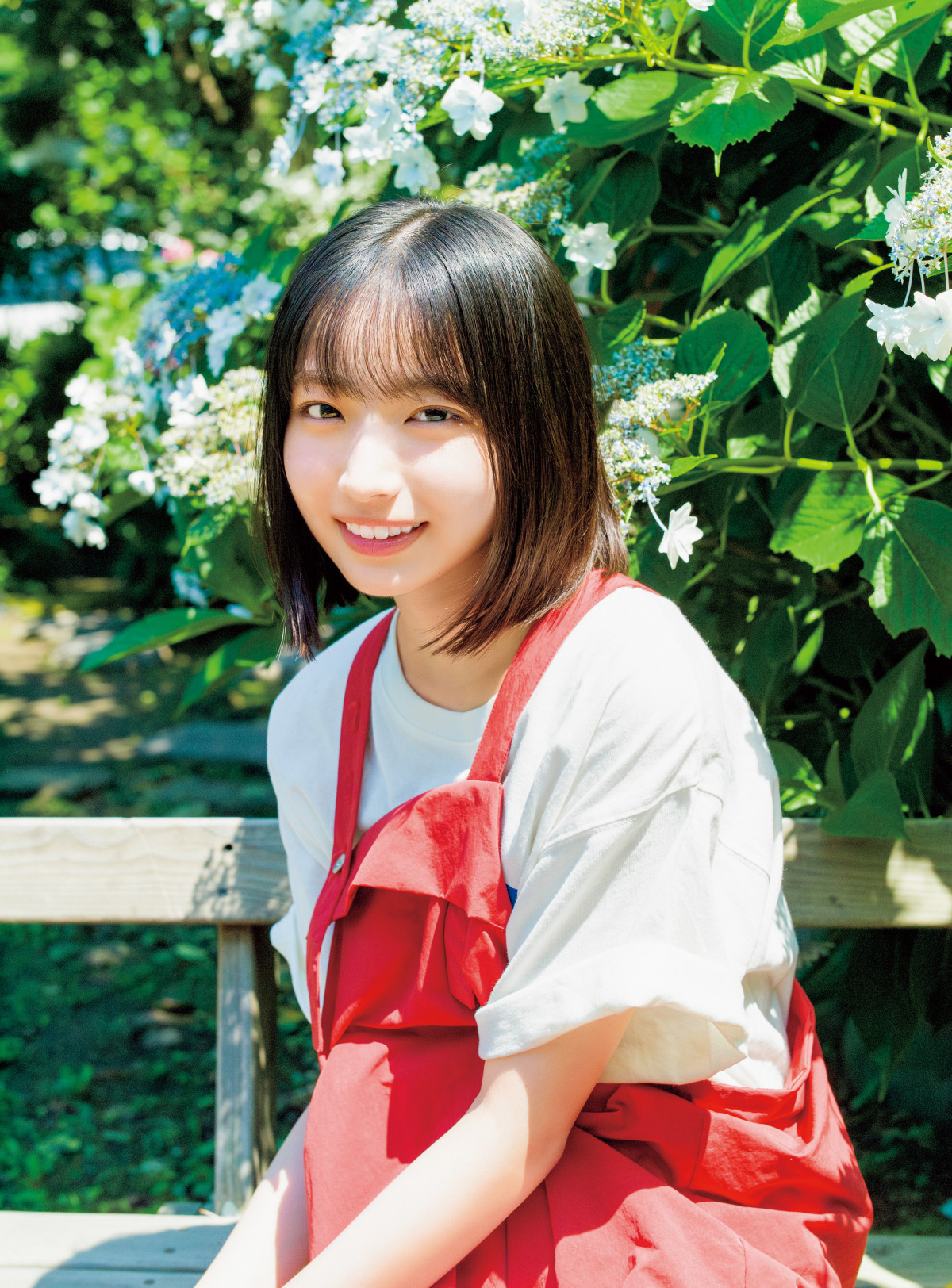 日向坂46大野愛実、『マガジン』初ソロ表紙！ 太陽に照らされた18歳の