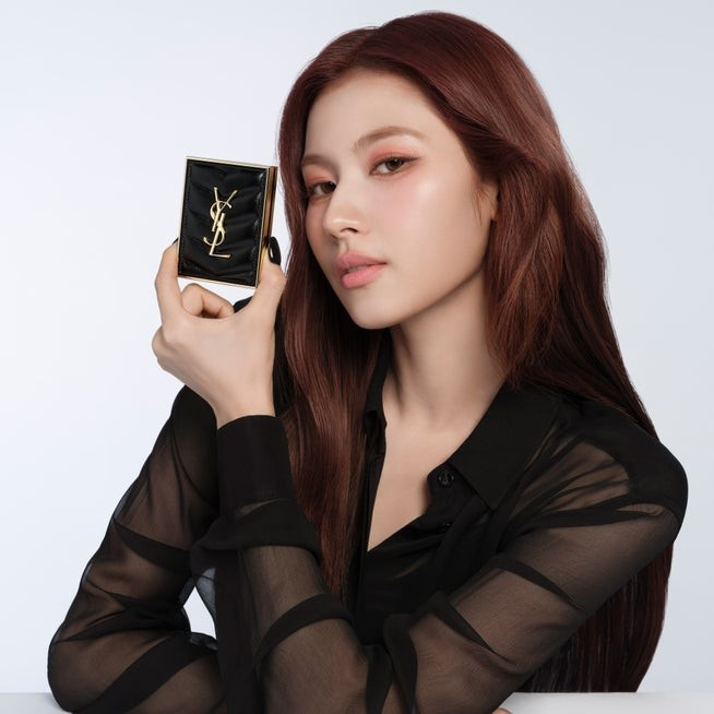 TWICE・SANA、クールな色気とまなざしで魅了 YSL“サンライズピンク”を
