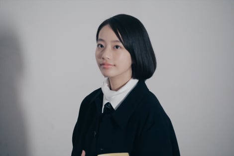 栞（池端杏慈）＝映画『白の花実（しろのかじつ）』12月26日公開決定 （C）2025 BITTERS END/CHIAROSCURO 