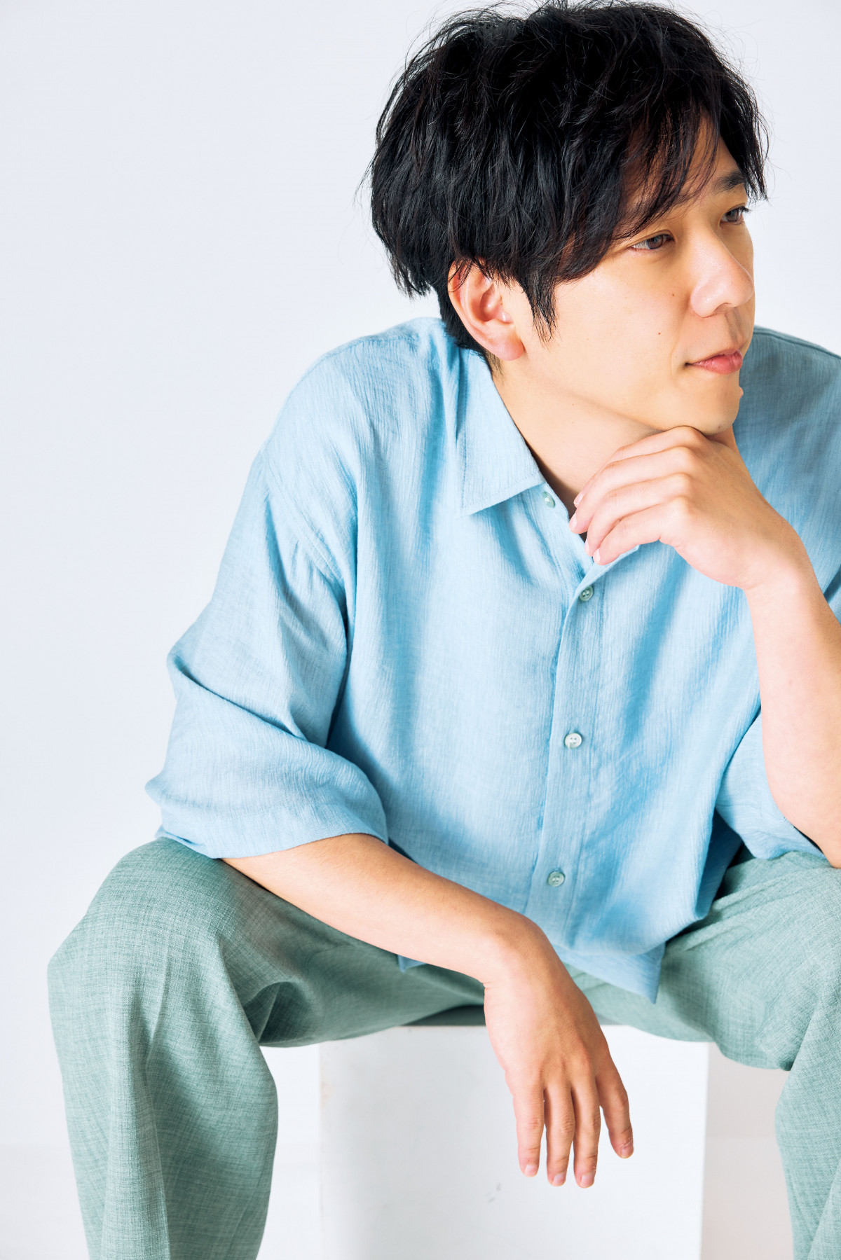 二宮和也、『ESSE』初表紙でゆるっと涼しげスタイル 長年のキャリアで