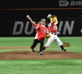 米米CLUB・RYO-J、セレモニアルピッチで見事なノーバン投球 『鷹祭 SUMMER BOOST』でドーム開業以来のライブへ 