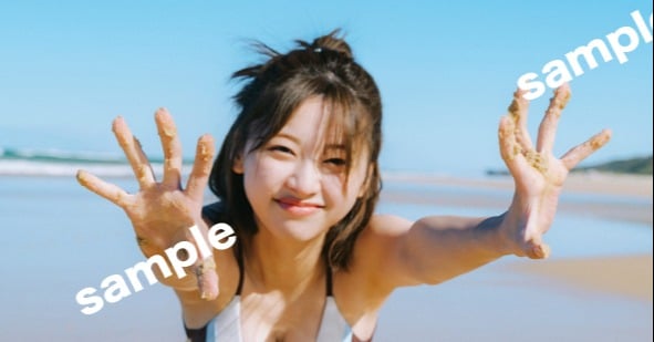 日向坂46富田鈴花、ビーチで“全開”大はしゃぎショット公開