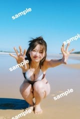 日向坂46富田鈴花、ビーチで“全開”大はしゃぎショット公開 