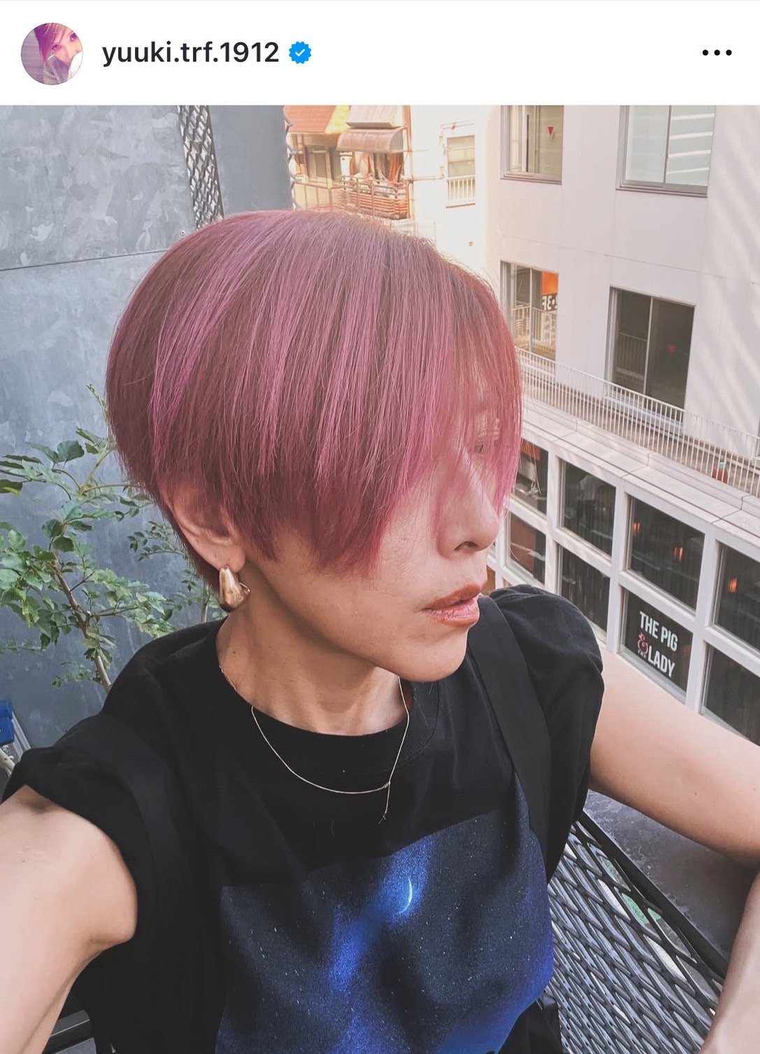 TRF・YU-KI、“どうみてもピンク”な新ヘアを披露 「パッと見メンズ」な自撮りショットも公開「めっちゃカッコイイ」