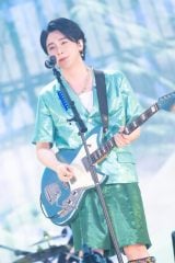 Mrs. GREEN APPLE、10周年ライブ“大規模”演出で感謝　1200機ドローンアートも…大森元貴「愛してるよ！」 