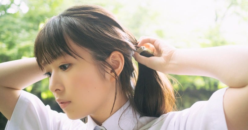 乃木坂46・小川彩、透明感あふれる制服姿で美脚披露 “現役女子高校生アイドル”のグラビア誌で表紙に