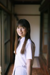 乃木坂46・小川彩、透明感あふれる制服姿で美脚披露 “現役女子