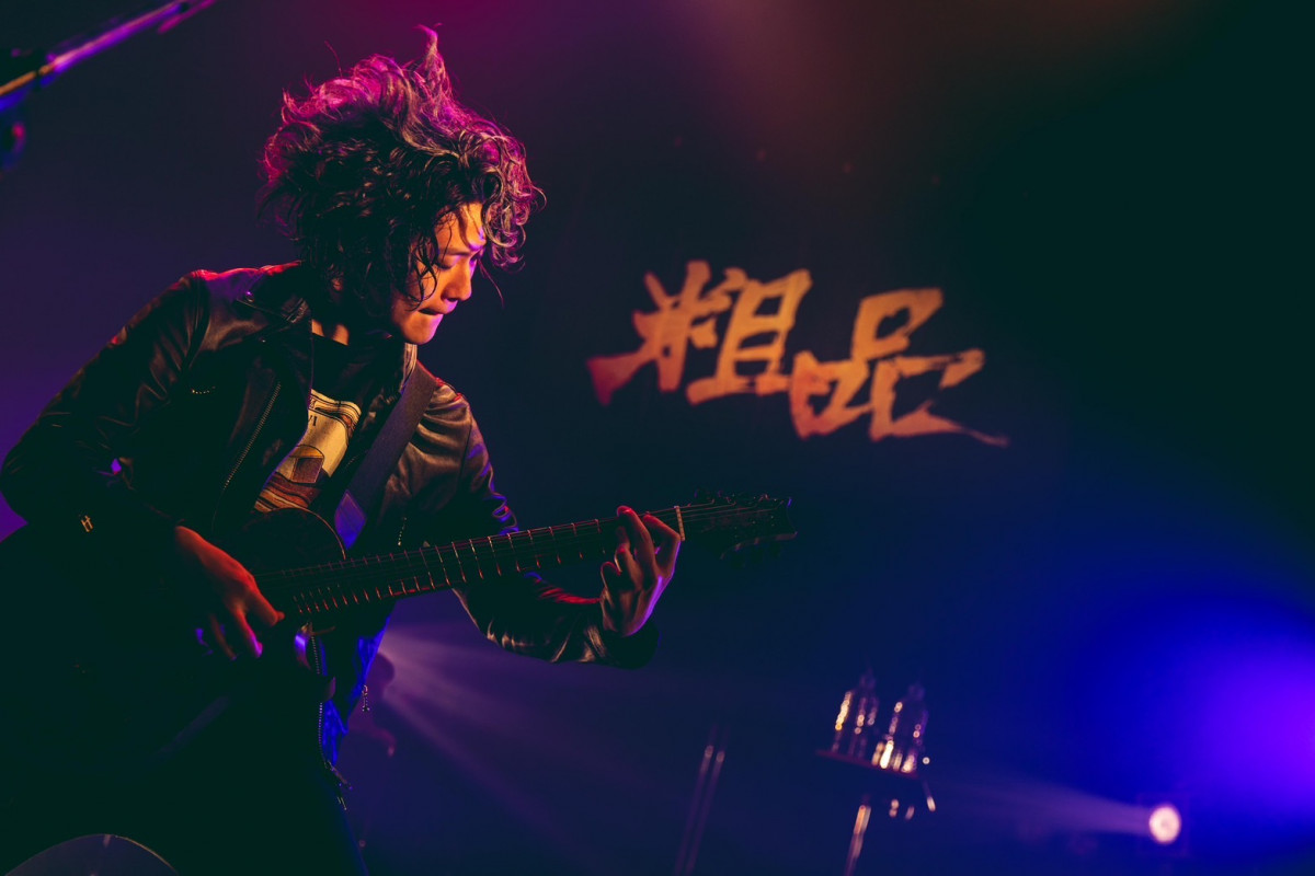 粗品、FC限定ライブで“レア曲”披露 新アルバム『佐々木直人』収録曲も