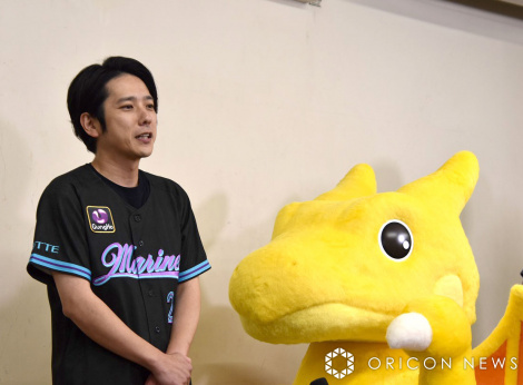 プロ野球「千葉ロッテマリーンズ対東北楽天ゴールデンイーグルス」のファーストピッチに登板した嵐・二宮和也 （C）ORICON NewS inc. 