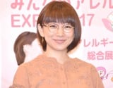 “メガドル”時東ぁみ『FRIDAY』で魅せる大人の色気 美太ももチラリ「ゴージャスでセクシー」「芸術品」 