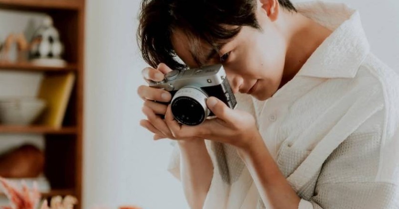 写真家としても活躍の小関裕太、最新カメラを手に「テンションあがる〜」 おしゃれなカット公開「美しい…しかもかっこよすぎます」