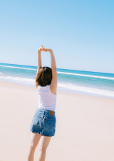 元日向坂46 富田鈴花 着用モデル 日向坂46富田鈴花1st写真集、抜群スタイルの水着姿初解禁 生配信の特典