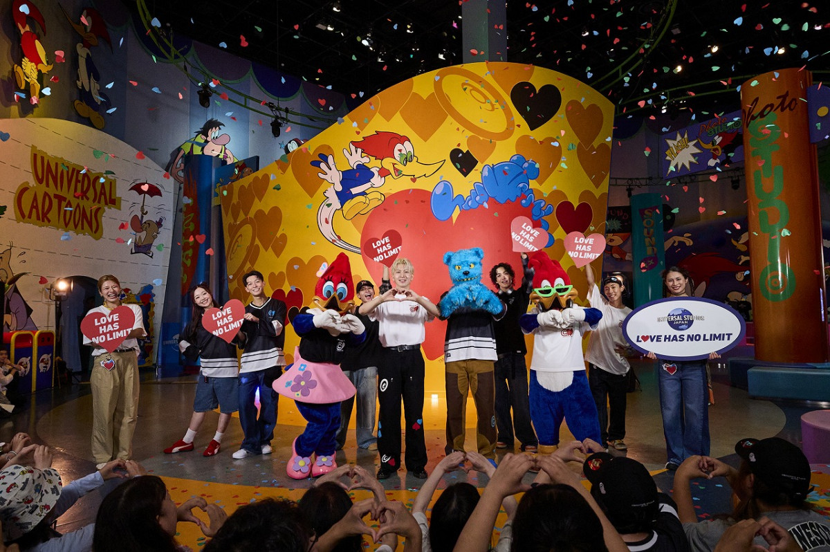 THE RAMPAGE長谷川慎、USJサプライズ登場 さわやか白Tシャツ