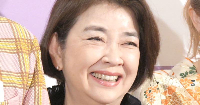 岸本加世子、愛車の“白のベンツ”を公開 おぎやはぎとともに“4ショット”を披露