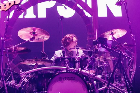 �wKURE Presents THE VERY BEST OF FANTASY NARITA THOMAS SIMPSON �ĉz�̑��P 2025�x�̃t�@�C�i�������̖͗l �iC�jTOKYO RECORDS 