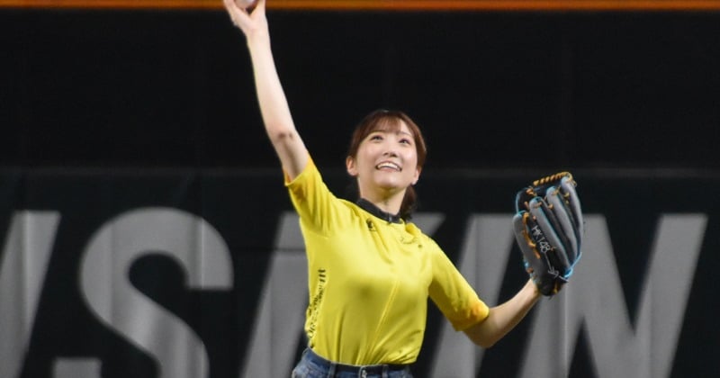 HKT48元メンバー坂本愛玲菜、大胆ミニ丈衣装で始球式！ 豪快なフォームに会場沸くも…ボールは逸脱！？