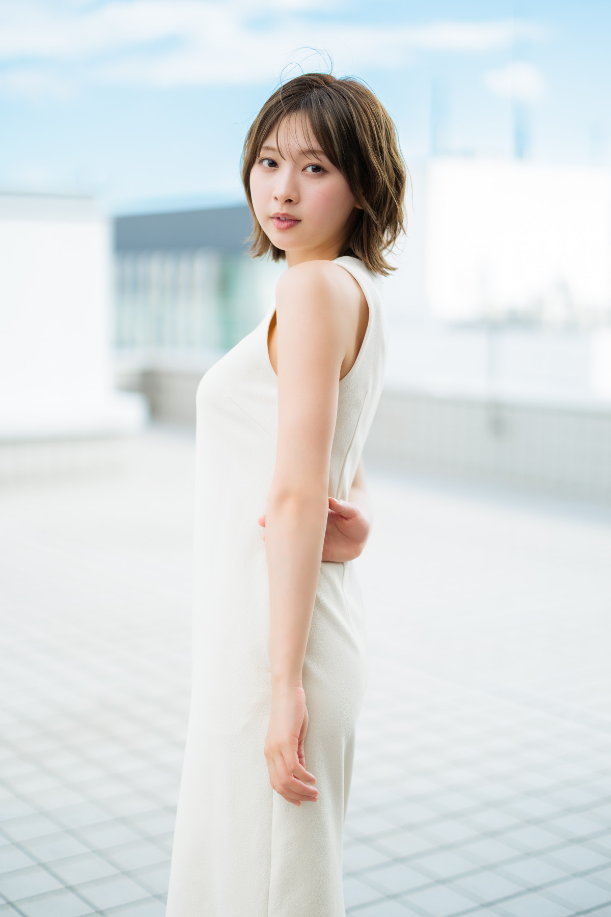 元日向坂46 富田鈴花 着用モデル 日向坂46富田鈴花、ビキニ姿を初解禁💙 抜群スタイルの特典ポスター