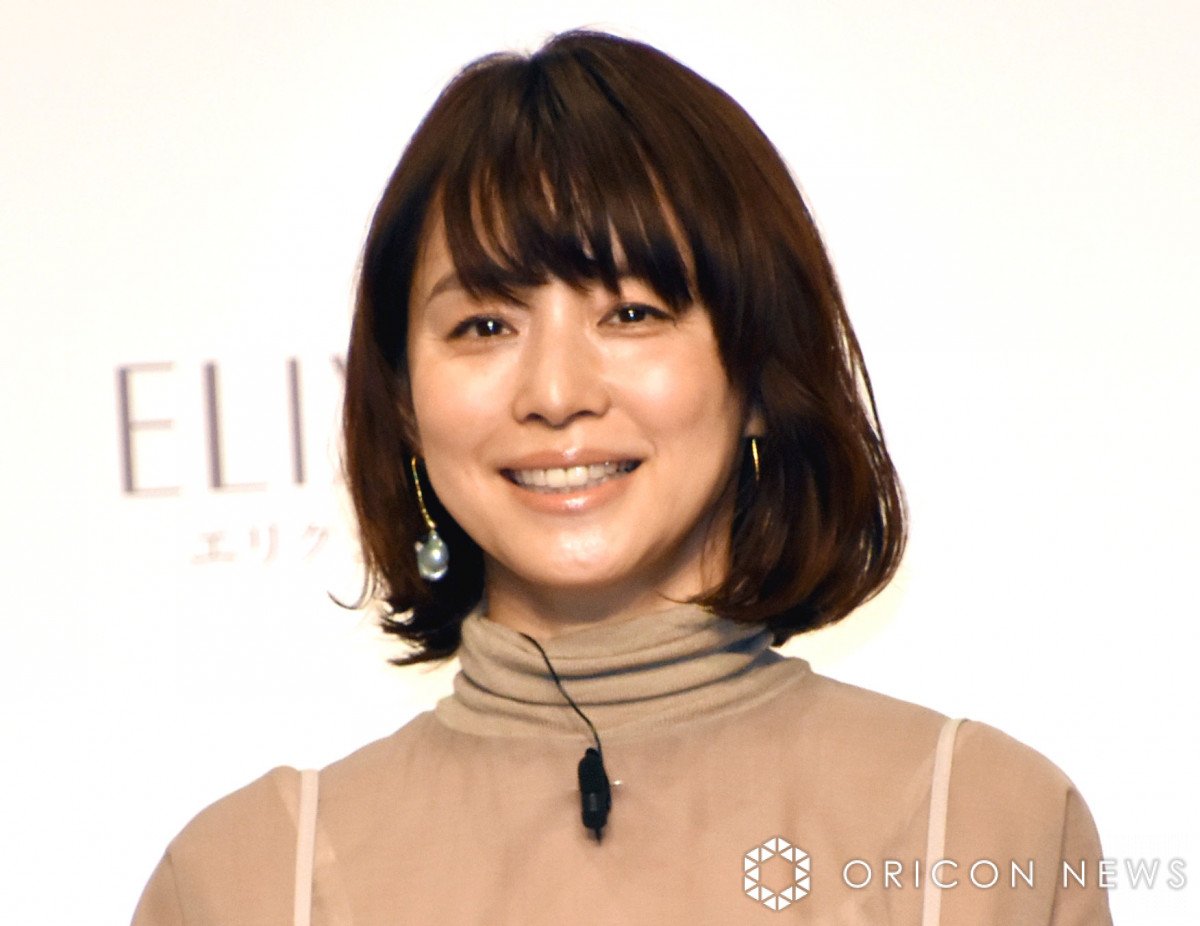 髪バッサリ”話題の石田ゆり子、ベリーショート×ジャケット姿の