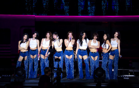TWICEAwLollapalooza ChicagoxwbhCi[ƂĈXe[W ̃O[otFXoŃVJSM 
