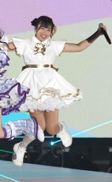 画像・写真 | プロゴルファー臼井麗香、ミニスカ衣装でアイドルと